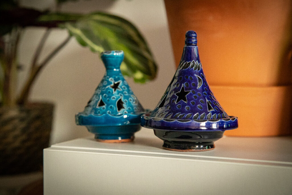 Miniaturowe tajine jako świeczniki – ciekawy pomysł na prezent dla podróżnika przywieziony z Maroka