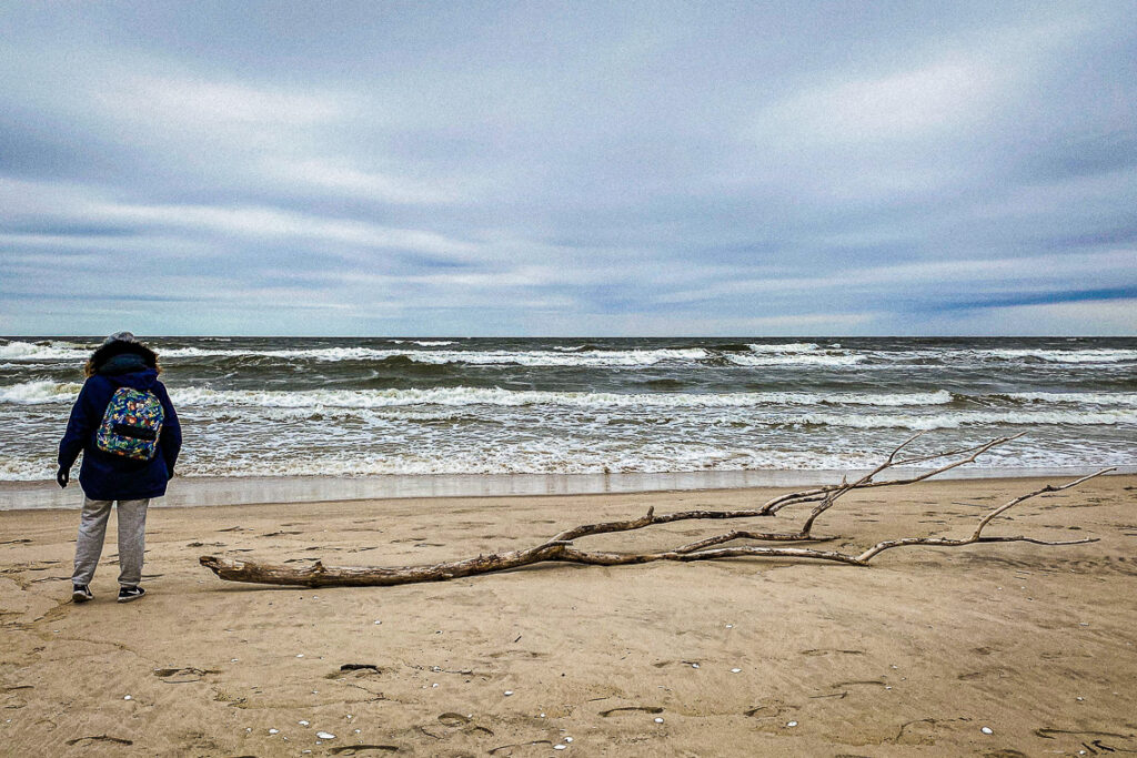 Długi spacer po pustej plaży. Kąty Rybackie, kwiecień 2021