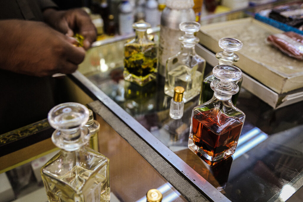 Perfumy na targowisku w Omanie