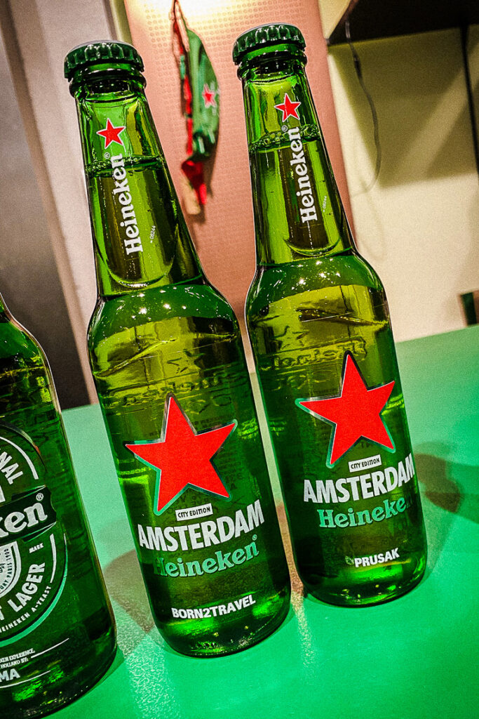 Personalizowane butelki z piwem zakupione w Muzeum Heinekena w Amsterdamie