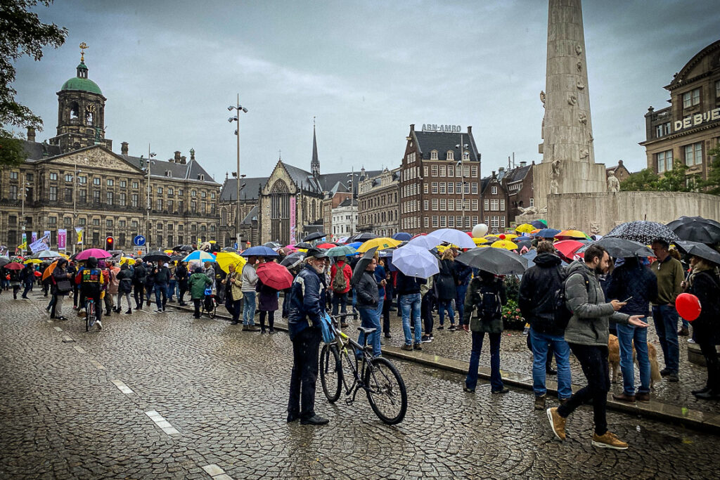 Protest przeciwko sami-wiecie-czemu. Amsterdam, 3 października 2021