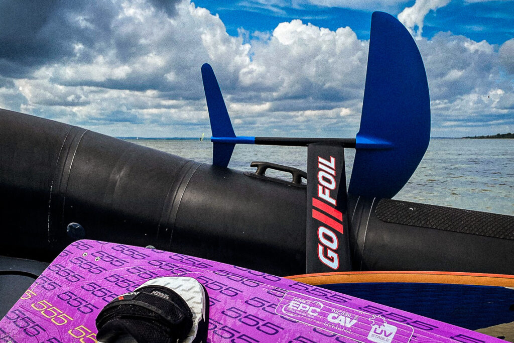 Sprzęt do kitesurfingu i wakeboardingu. Coraz większą popularnością cieszą się deski z foilem