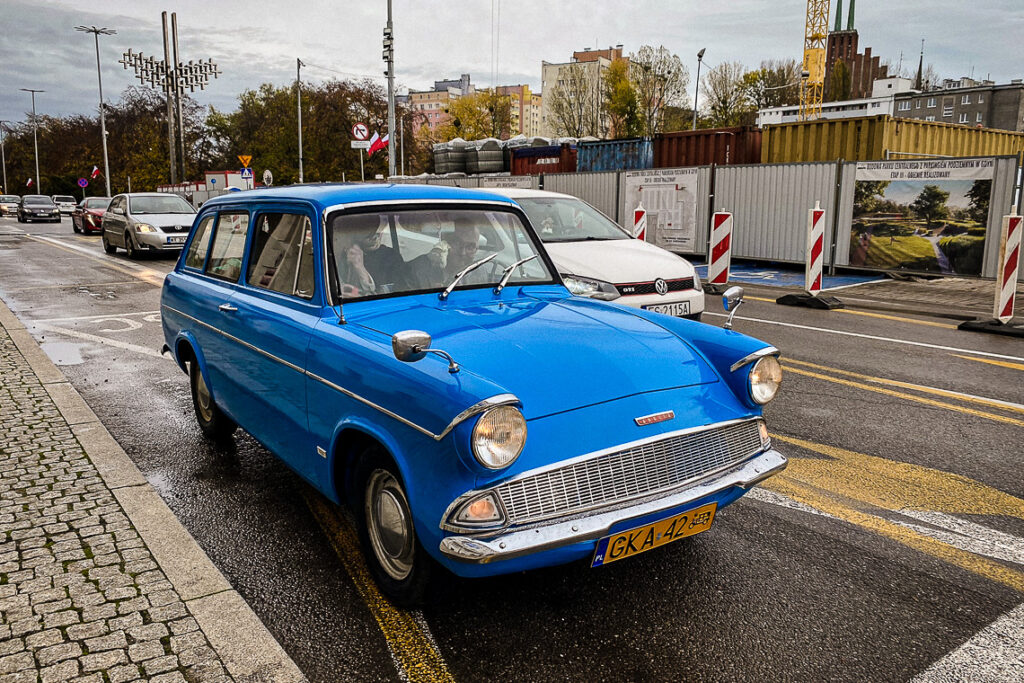 Ford Anglia, a w nim para młoda - Jakub i Daria :)